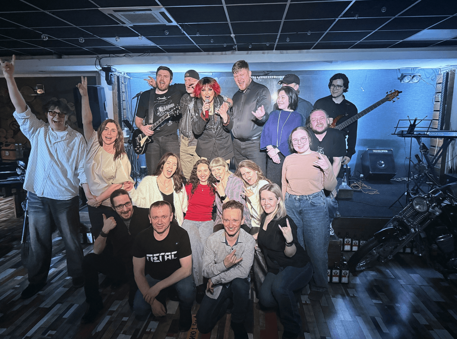 Добрый, тёплый и искренний снимок, который хочется сохранить на память и показать Вам! ❤
Фото сделано 20 марта в Тобольске, в Баре РОК'Н'РОЛЛА, где состоялся концерт нашей группы "Стереотипы" — и этот вечер мы будем вспоминать ещё очень долго! 🔥
Мы не устанем повторять, ребята - Вы невероятные! 💥
Большая благодарность Бару РОК'Н'РОЛЛА, а нашим зрителям того незабываемого вечера мы говорим — огромное СПАСИБО, что были с нами! 🙌🏻 Спасибо за Вашу нереальную поддержку и множество тёплых слов!
Все сказанные слова и Ваши восторженные эмоции говорят нам о том, что мы мчим в правильном направлении! 🤘🏻
Надеемся увидеть Вас вновь! ТОБОЛЬСК ONE LOVE! ❤
Команда кавер-бэнда "Стереотипы" 🎶
(Сабина, Александр, Андрей, Павел, Константин)