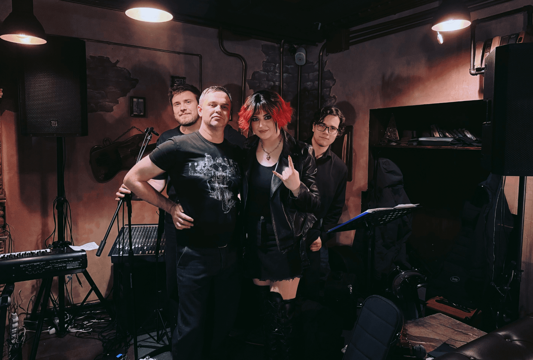 А это снимок с человеком который умеет зажигать! 💥 Алексей из города Орск! И он между прочим наш новый фанат! 😁 Так утверждает сам Алексей, а мы не смеем спорить, ведь нам это крайне приятно! Спасибо, что были с нами! 🤘
На фото Алексей и члены группы Стереотипы: Саша, Сабина, Паша