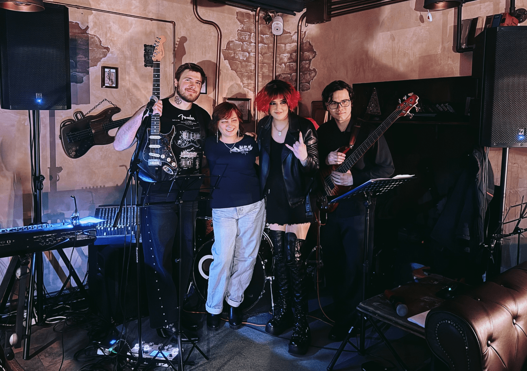 Каждый зритель — часть нашей истории 💛
Сделали этот тёплый кадр с потрясающей девушкой, которой понравилось наше выступление.
Такие моменты бесценны: каждый ваш отклик, каждый новый фанат - огромная ценность для нас и мощная мотивация продолжать жечь сцену для вас!
На фото Ирина и члены группы Стереотипы - Саша, Сабина, Паша