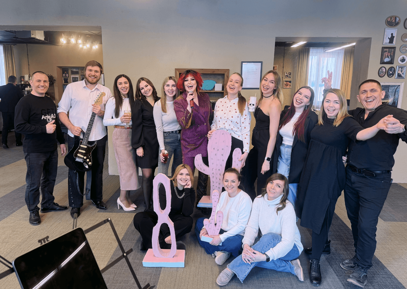 🌸 Дуэт "СтереоПара" и 8 Марта! 🌸
Раннее утро в супер-уютном офисе компании «Юнкер» превратилось в настоящий праздник! Мы выступали дуэтом на корпоративе, посвящённом Международному женскому дню - встречали потрясающих девушек прямо на работе, поздравляли их от всей души и вместе пели самые любимые хиты! 🎤❤
Было так тепло и душевно! Мы счастливы, что стали частью их волшебного утра! Милые дамы надолго запомнят это 8 марта, которое устроили их коллеги - настоящие мужчины! 🌸
А для нас это ещё один волшебный праздник, который прошёл на высоте и оставил след в нашем сердце! ❤
С уважением и благодарностью, Сабина и Саша, Дуэт "СтереоПара" 🎶