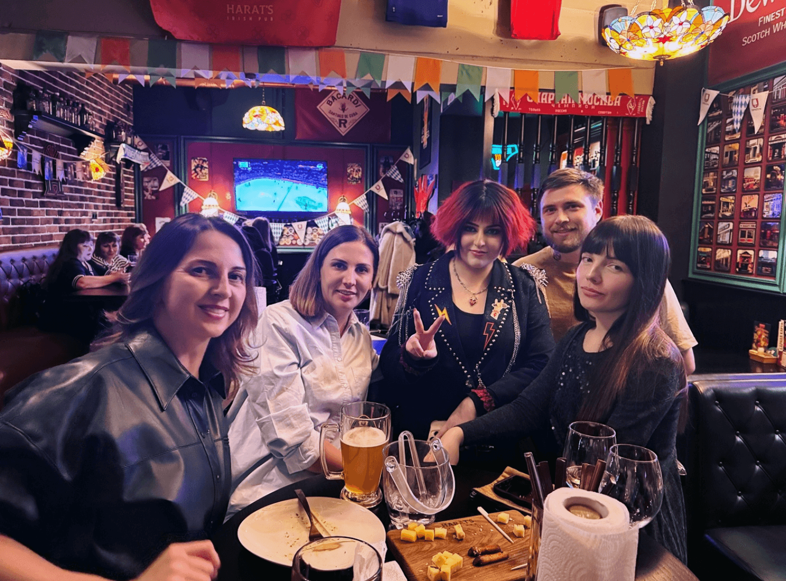 Дуэт «СтереоПара» в Harat’s Pub!
Сабина Сингер, Саша Ступаченко и самые лучшие зрители! ❤
Спасибо за тёплый приём, вашу энергию и поддержку, за такие замечательные слова, которые мотивируют нас дальше радовать вас выступлениями!
До новых встреч! 💫